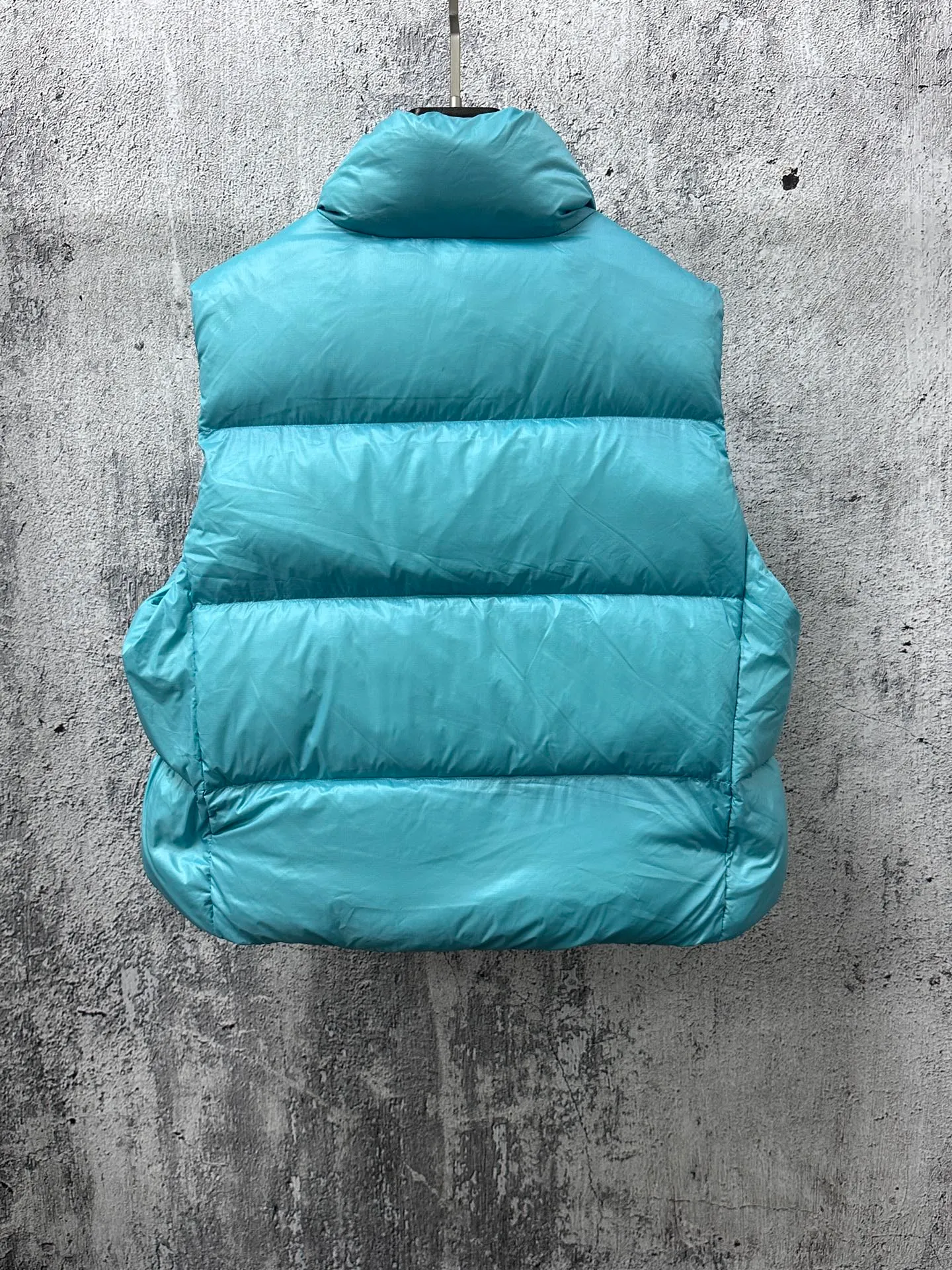 P560 [Canada Goose] Big Goose🦢Puff Down Vest has always been recognized as the warmest down jacket. Various Instagram celebrities, Internet celebrities, and celebrities often wear it for street photos. I make Canada Goose every year, but I still can't get rid of my love for it. No matter how cold the days are, there is no need to be afraid, because there is! Filled with 90% white duck down, it is the legendary warmest down jacket and is known as a must-have for Arctic outdoor sports! The most popular down jacket in the world, celebrities are rushing to buy it, it is a must-have! Size: XS-XL